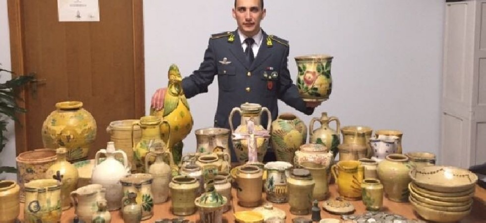 Gli confiscano 134 anfore e vasi che vendeva da ambulante